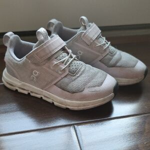 On Cloud Play Kids Sneakers in Orchid/White